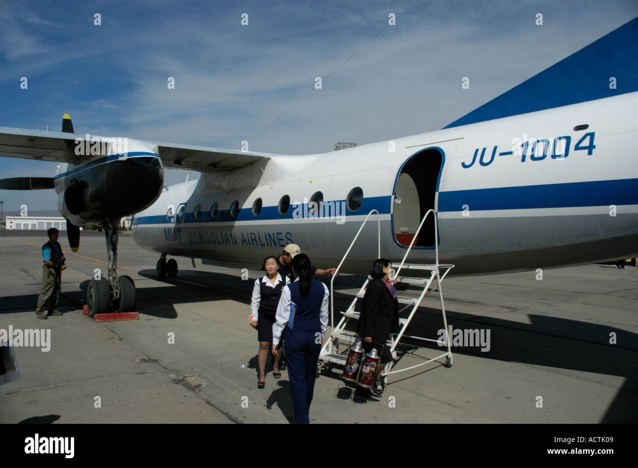 Flugzeug der russischen Antonow AN-24 der MIAT Mongolian Airlines am Flughafen von Ulan-Bator Mongolei Stockfoto