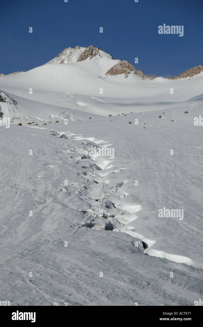 In einem weißen Gletscher mit Berggipfel in den Rücken Kharkhiraa mongolischen Altai in der Nähe von Ulaangom Uvs Aymag Mongolei klemmt Stockfoto