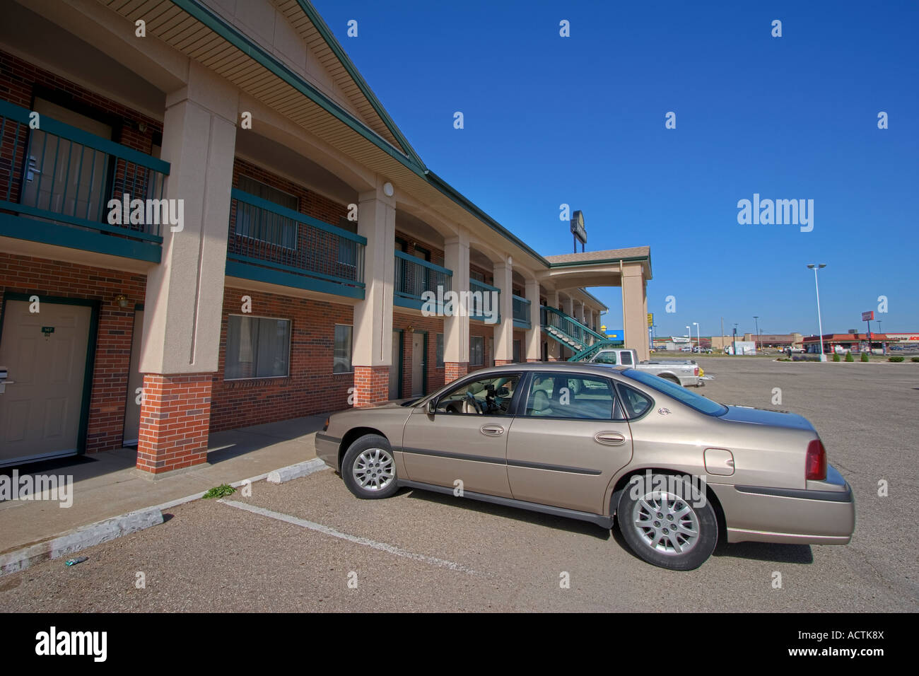 Ein Chevrolet Impala geparkt vor einem Hotel in zentraler Kasnas während eines Sturms Jagd.  Dies ist ein HDR-Bild. Stockfoto