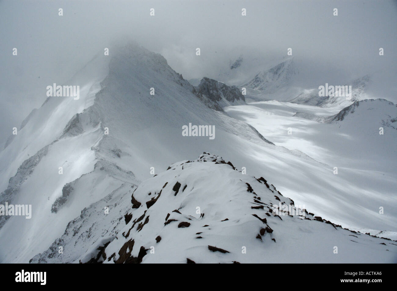 Blick in die nebligen Bergkulisse von der Spitze des Kharkhiraa Uul mongolischen Altai in der Nähe von Ulaangom Uvs Aymag Mongolei Stockfoto
