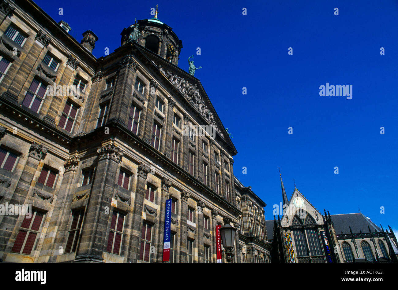 Amsterdam Holland Royal Palace und Nieuwe Kirk am Dam Platz Stockfoto