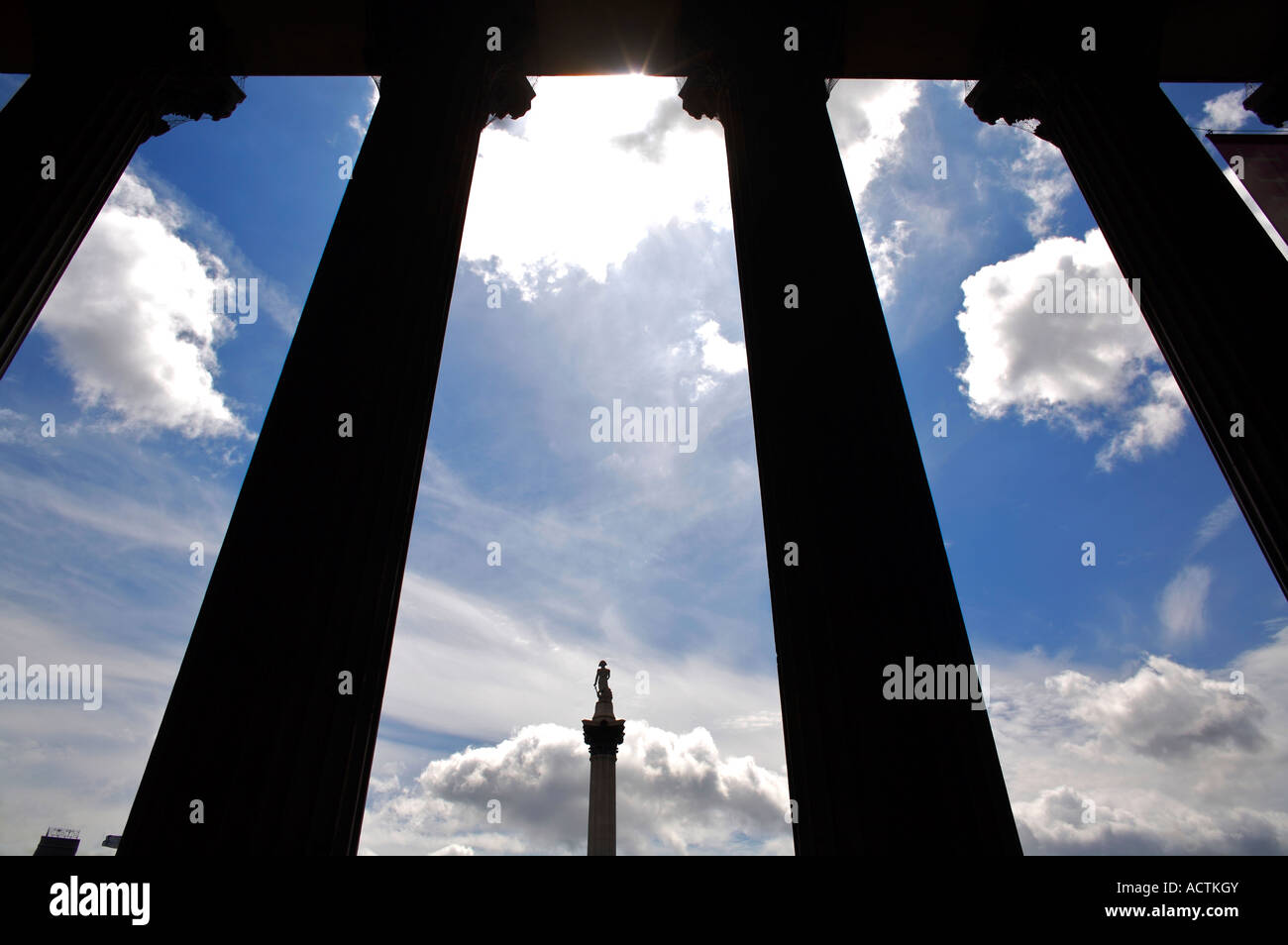 Nelsons Säule auf dem Trafalgar Square in London durch die klassischen Säulen der Nationalgalerie zu sehen Stockfoto