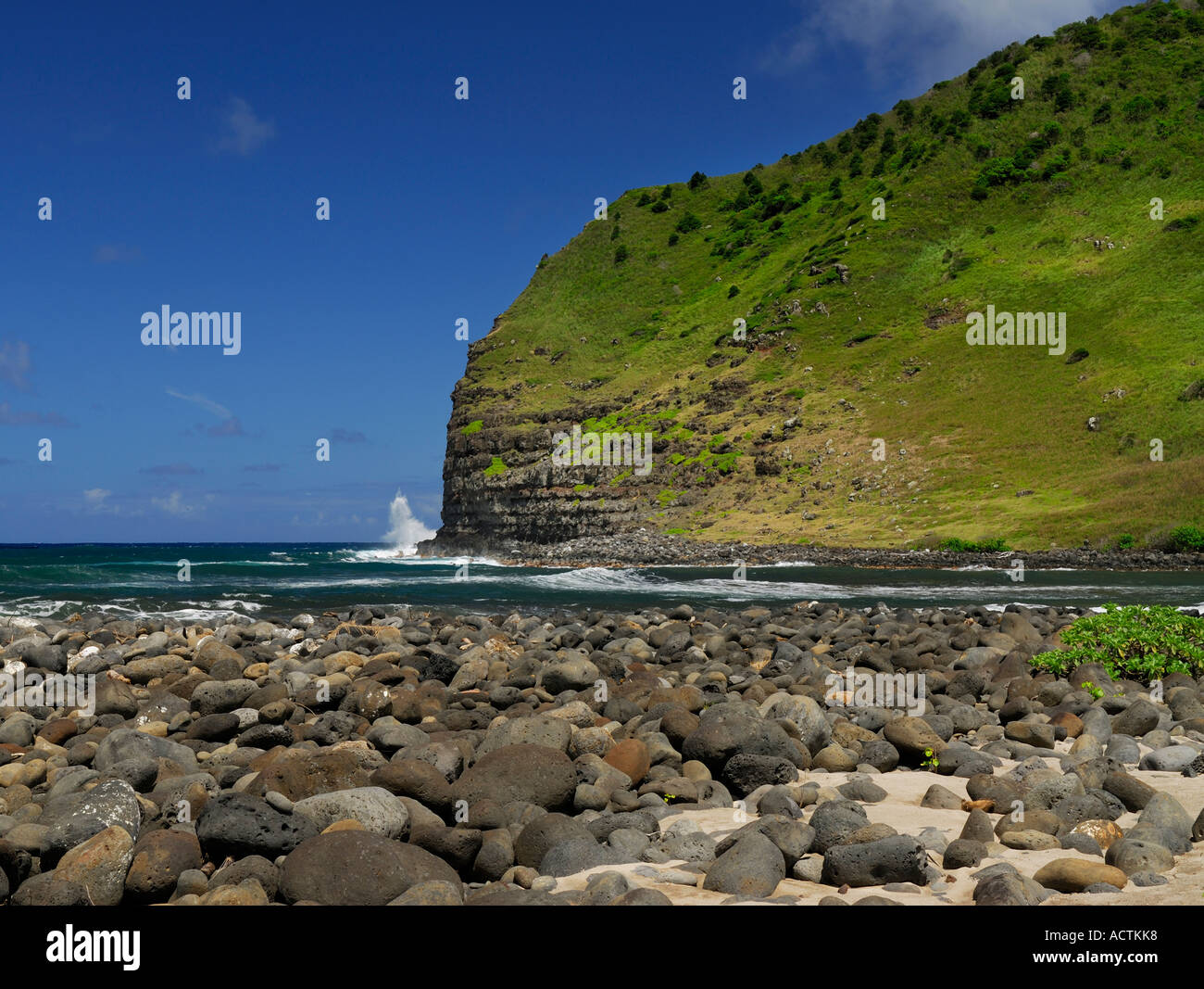 Hämmerte Brandung am Ufer des Cape Halawa aus der Bucht Molokai Hawaii Stockfoto Hämmerte Brandung am Ufer des Cape Halawa aus der Bucht Molokai Hawaii Stockfoto