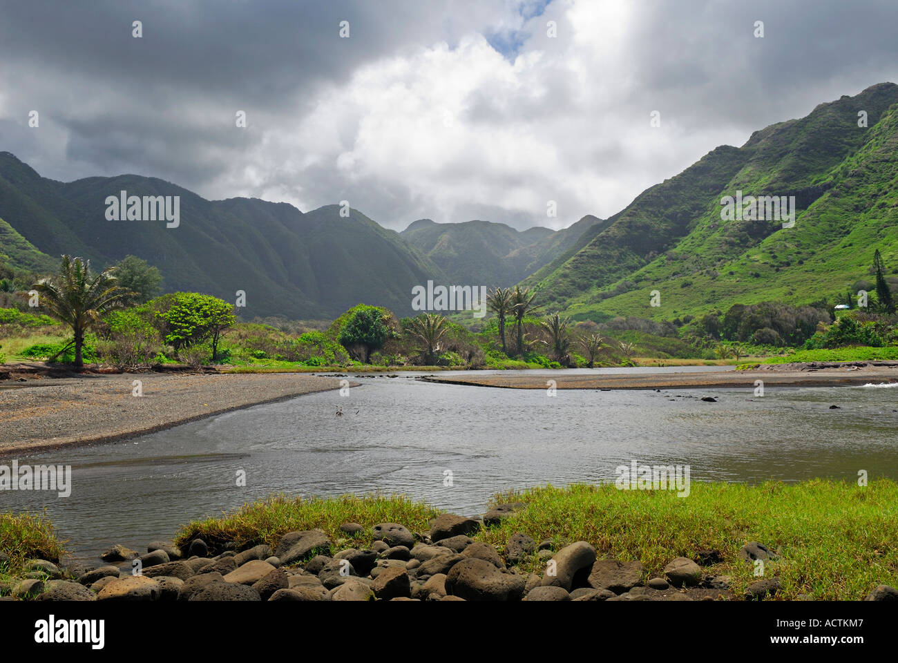 Isolierte Halawa Valley und Strom an der Mündung der Bucht Molokai Hawaii Stockfoto Isolierte Halawa Valley und Strom an der Mündung der Bucht Molokai Hawaii Stockfoto