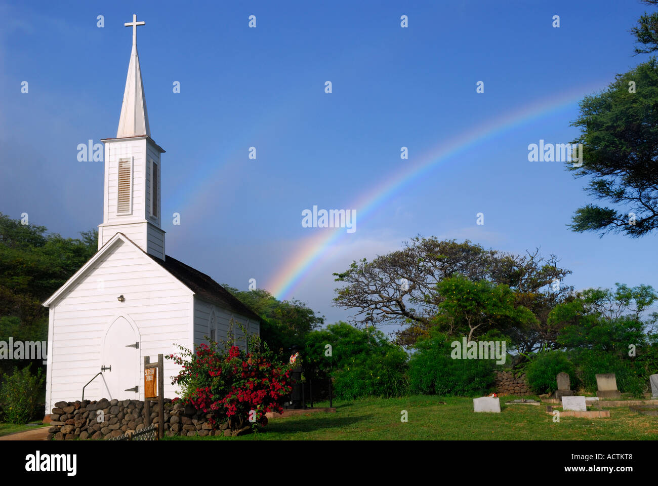 Regenbogen über St. Joseph Kirche mit Pater Damien Aussätzigen missionarischen Molokai Hawaii Stockfoto