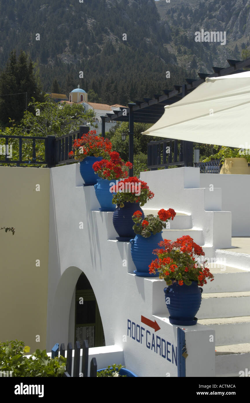 Weiße Treppe Taverne dekoriert Oromedon mit roten Blumen Zia Insel Kos Griechenland Stockfoto