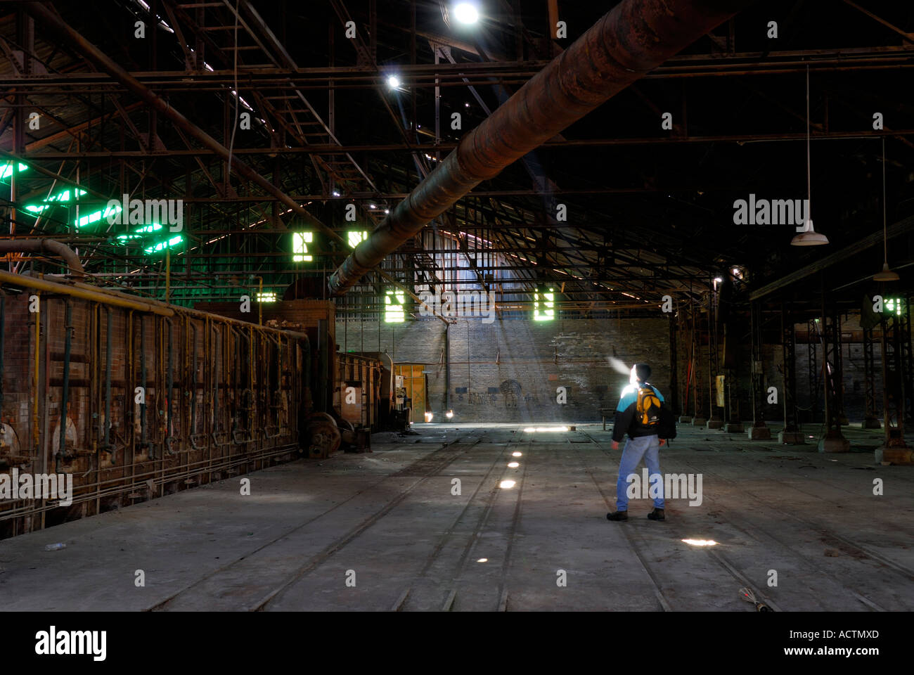 Männliche urban Explorer auf das Licht in einer verlassenen Ziegelei Fabrik Toronto vor Renovierungsarbeiten Stockfoto