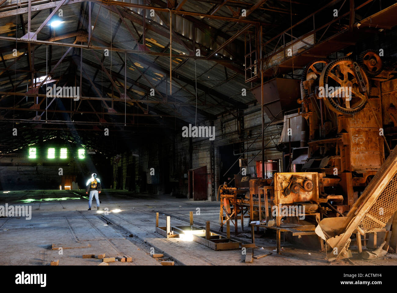 Männliche urban Explorer in einer verlassenen Brickmaking Fabrik Toronto Stockfoto