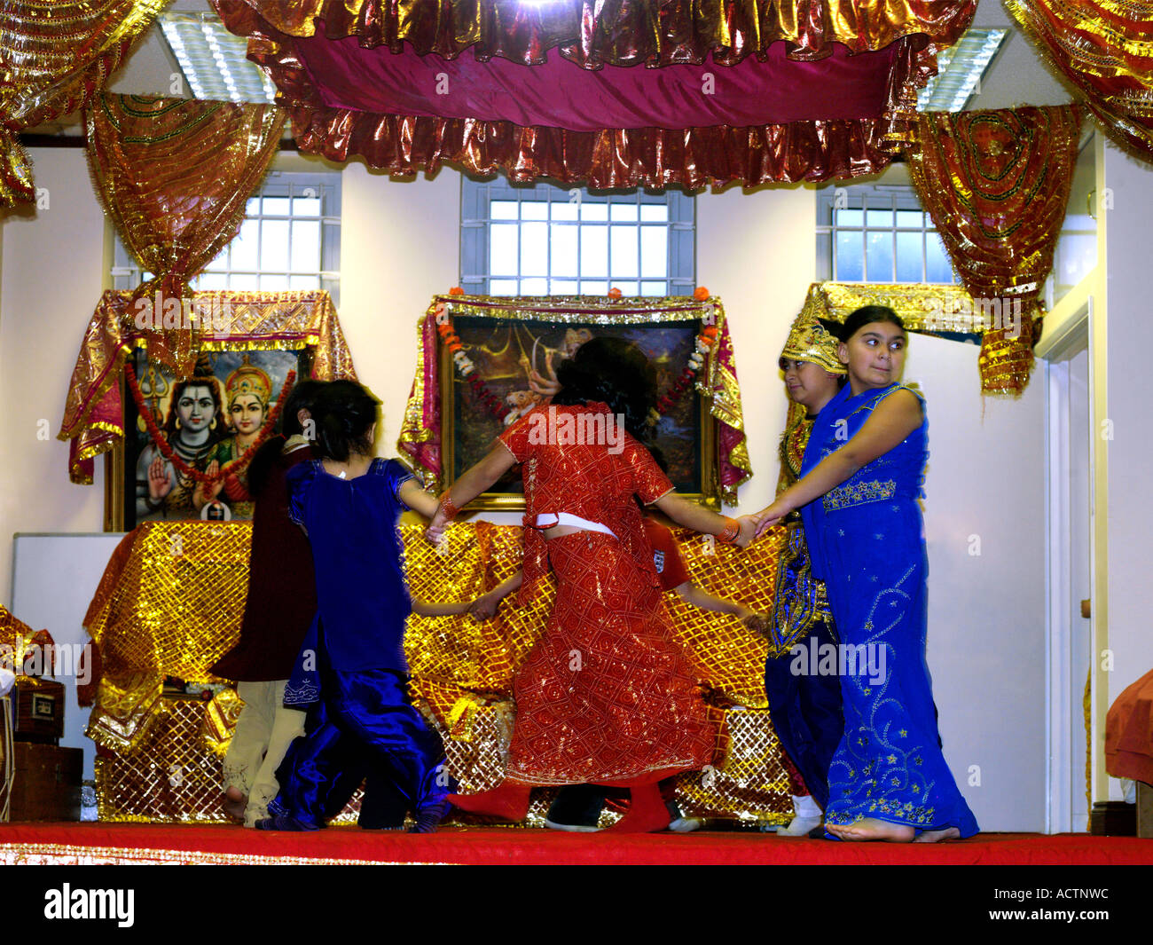 Hinduistische Gesellschaft Wimbledon London England Holi Festival Kinder die Geschichte von Holika ausleben Stockfoto