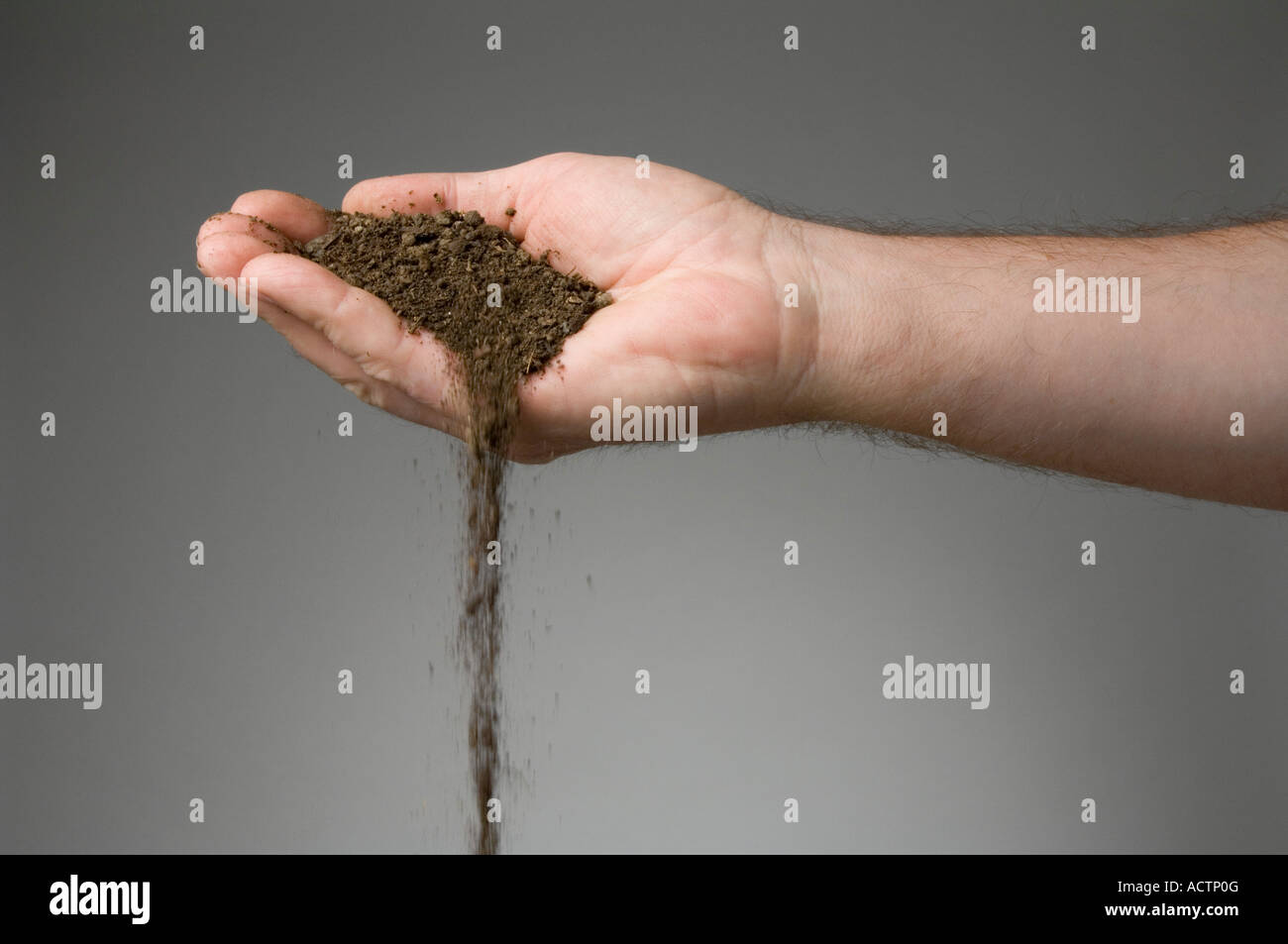 Boden oder Erde fallen aus einer männlichen hand Stockfoto