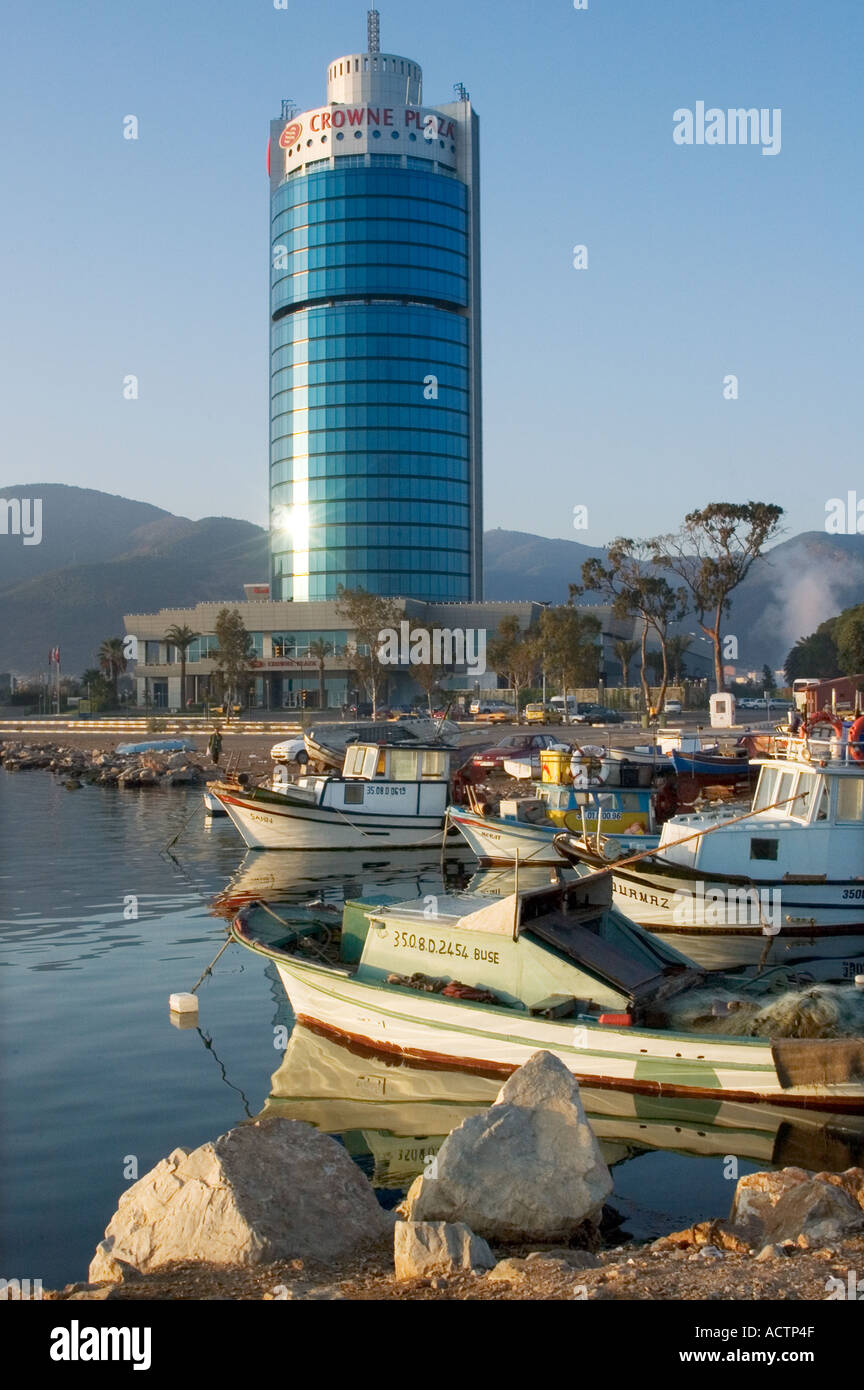 Türkei Izmir Hotel Crowne Plaza über Fischer-Hafen Stockfoto