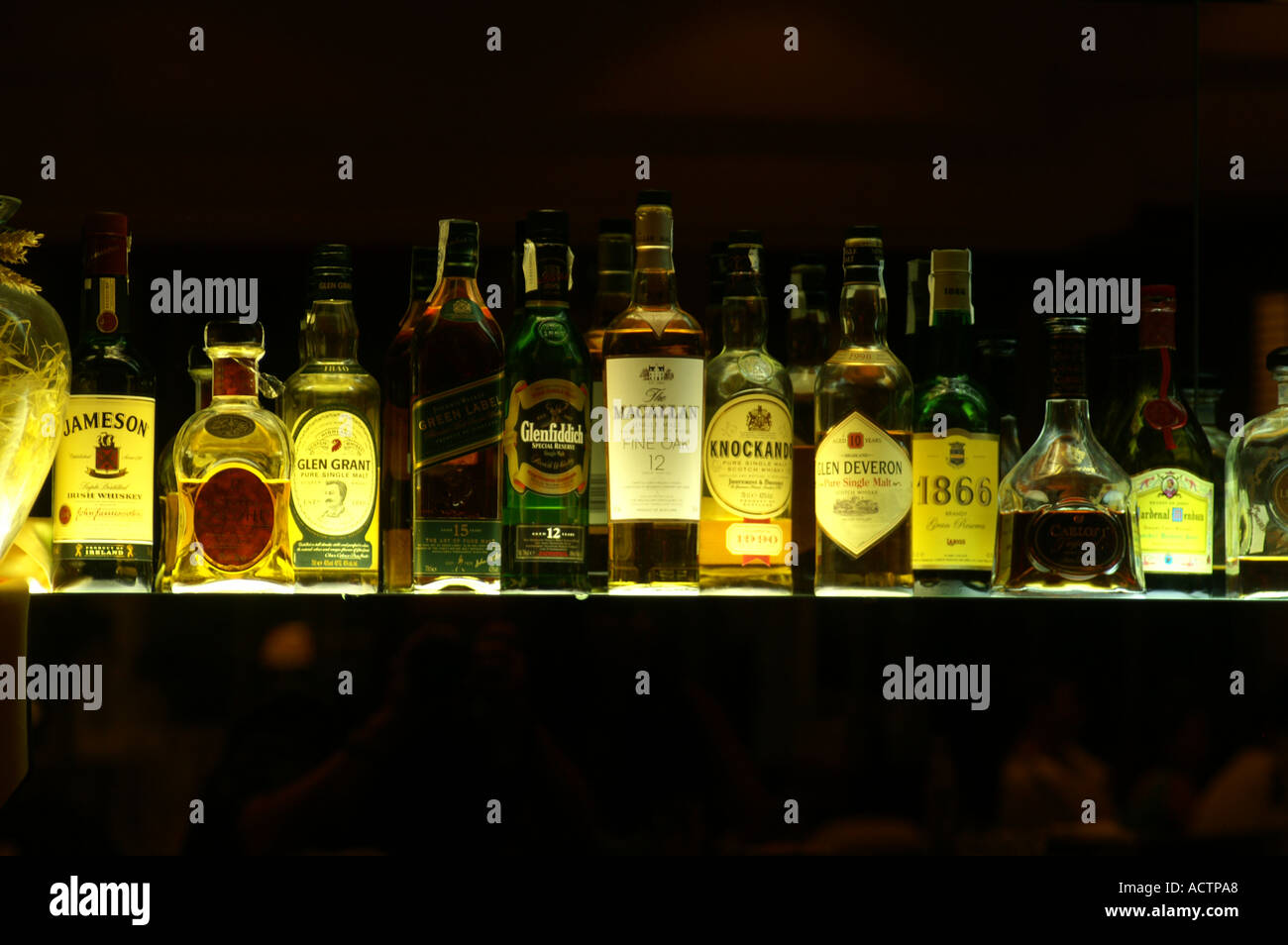 Whisky-Flaschen beleuchtet von unten Single Malt Whisky Stockfotografie -  Alamy