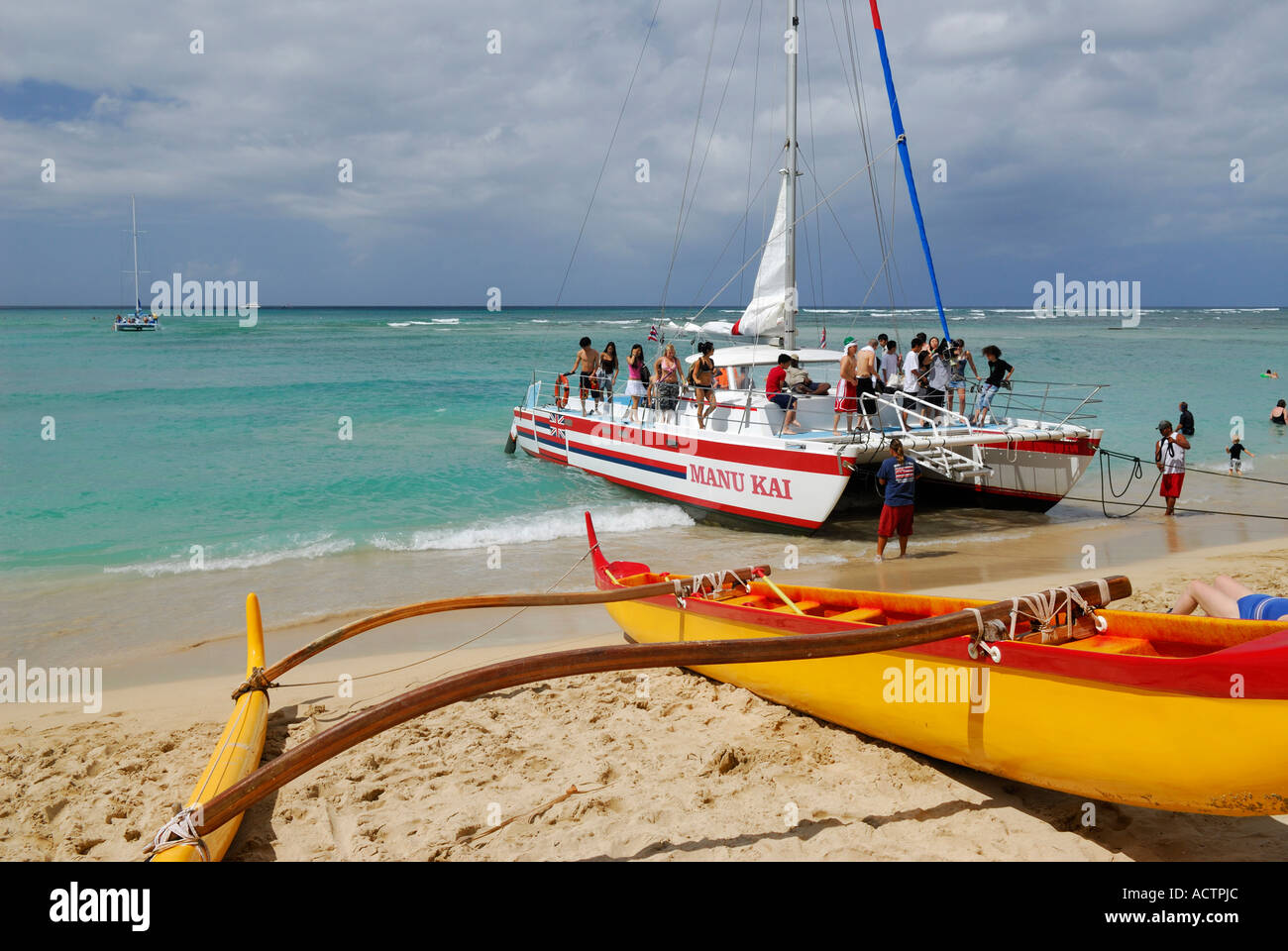 Landung-Katamaran mit Ausleger-Kanu am Strand Stockfoto