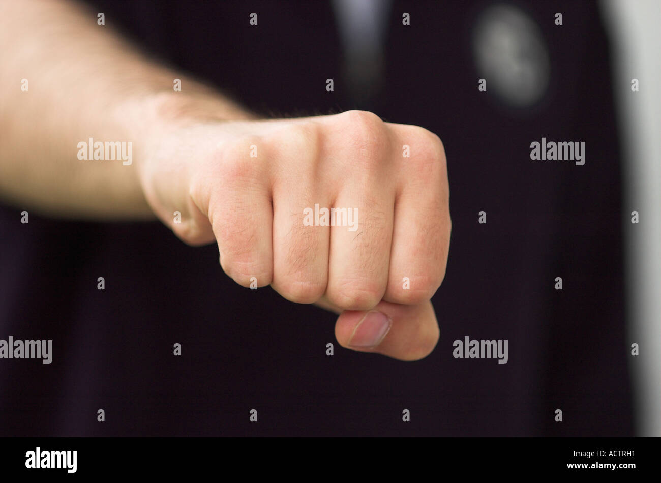 Mann geballte Faust Stockfoto