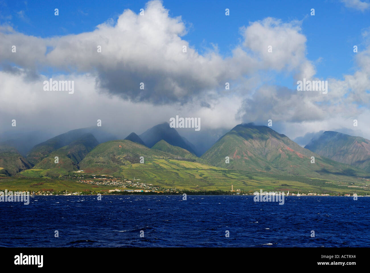 Steile Schluchten der West Maui Mountains in Lahaina aus dem Meer Stockfoto Steile Schluchten der West Maui Mountains in Lahaina aus dem Meer Stockfoto