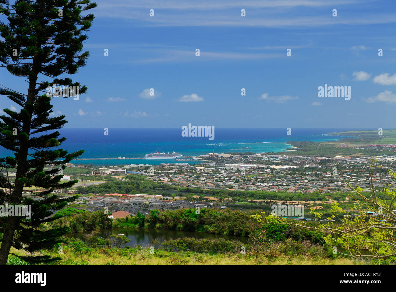 Angedockte Kreuzfahrtschiff im Hafen von Kahului aus Wailuku Höhen Insel Maui Hawaii Stockfoto Angedockte Kreuzfahrtschiff im Hafen von Kahului aus Wailuku Höhen Insel Maui Hawaii Stockfoto