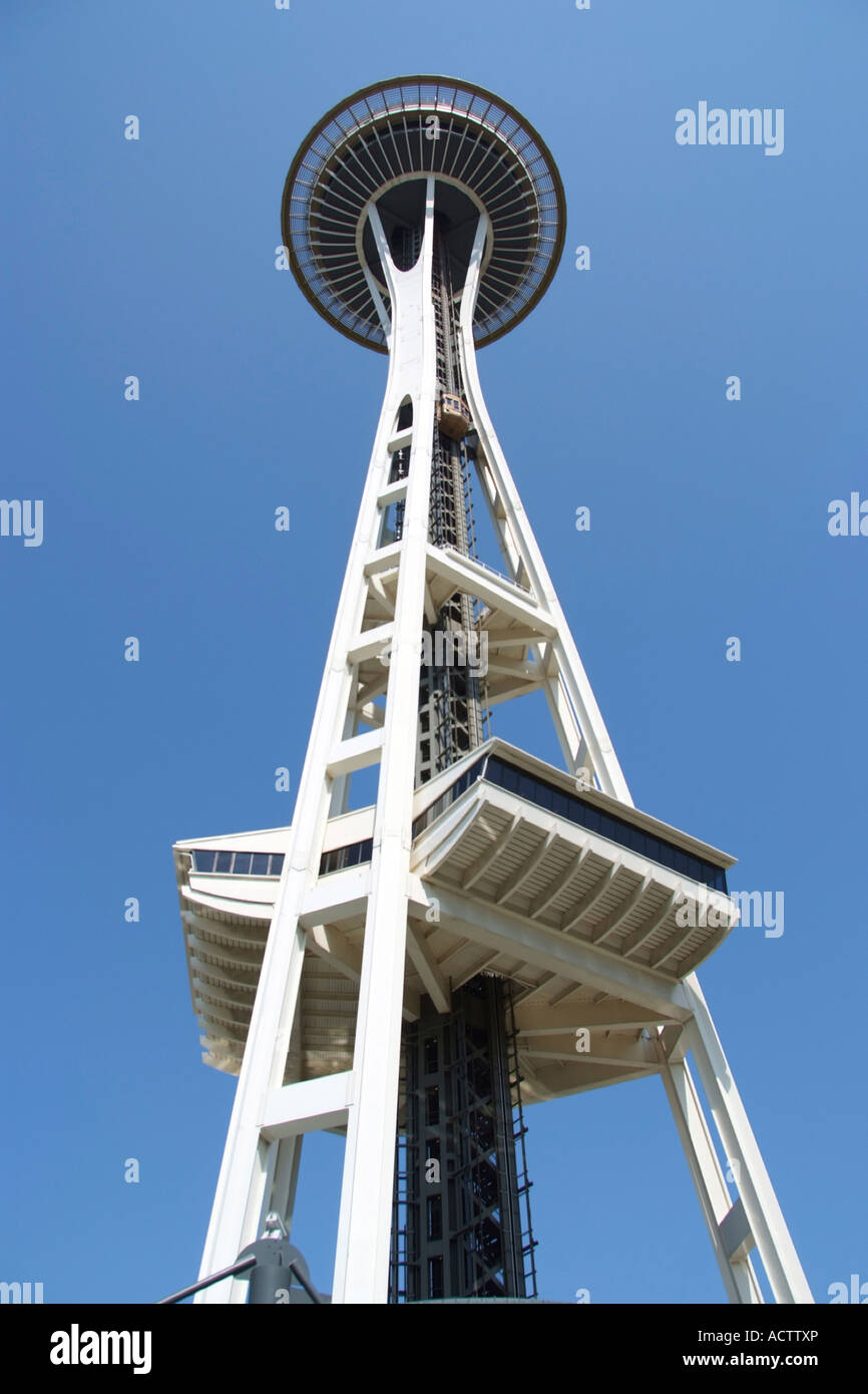 VERTIKALE ANSICHT VON SEATTLE SPACE NEEDLE Stockfoto