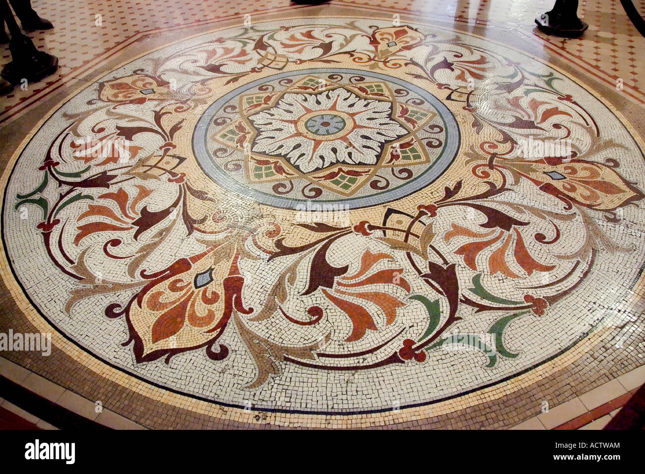 INLAY, DIE VERSCHIEDENE FARBE KOSTBAREN STEINEN IM STOCK DES GERICHTSGEBÄUDES VON VICTORIA ISLAND, BC, KANADA Stockfoto