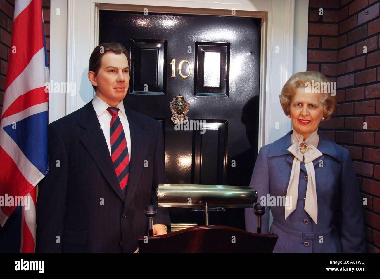 WACHS-BILDNISSE VON MARGRET THATCHER UND TONY BLAIR AM ROYAL LONDON WAX MUSEUM Stockfoto