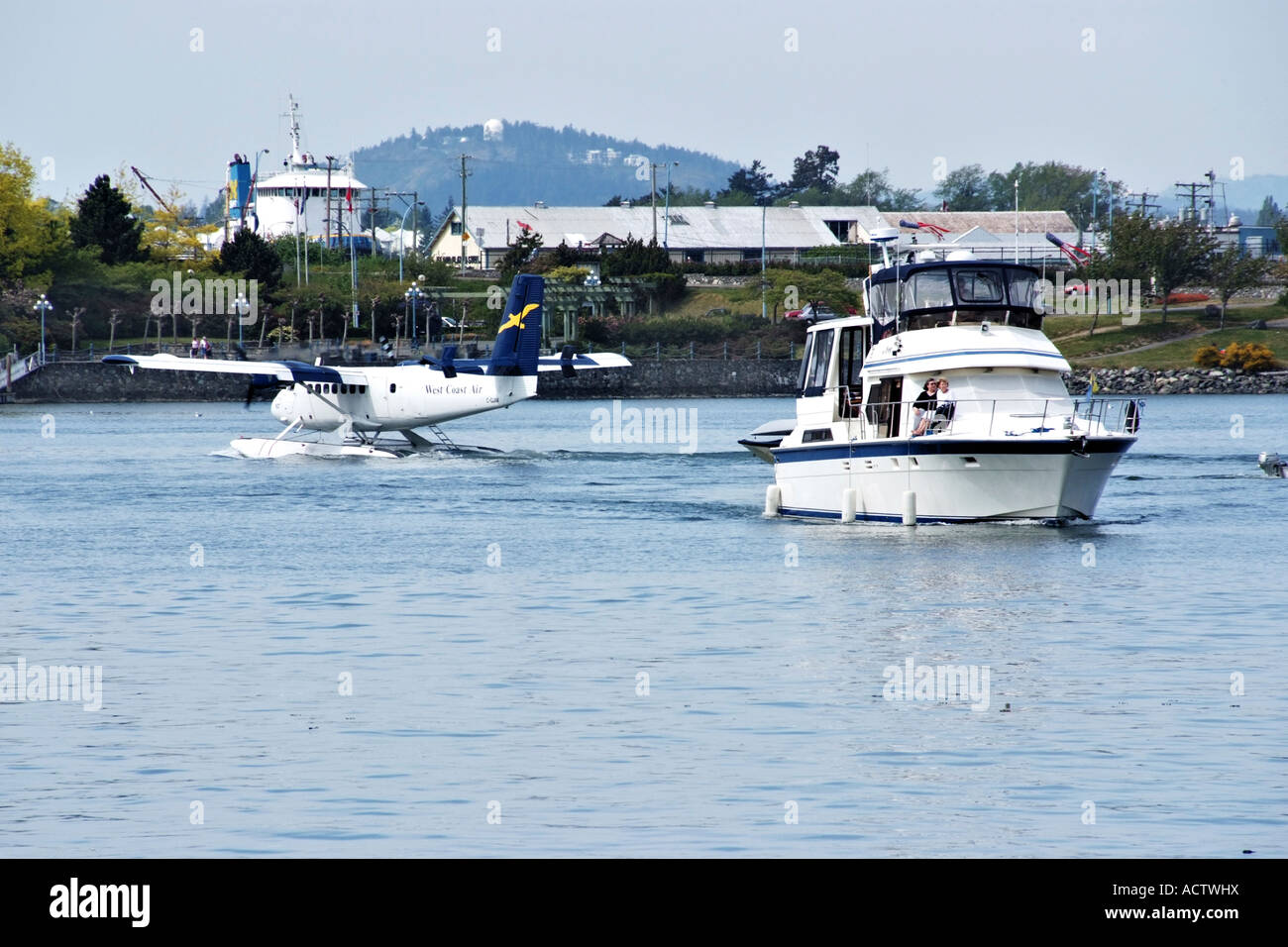 BOOT UND PUDDLE JUMPER FLUGZEUG ZUSAMMEN IM SEE Stockfoto