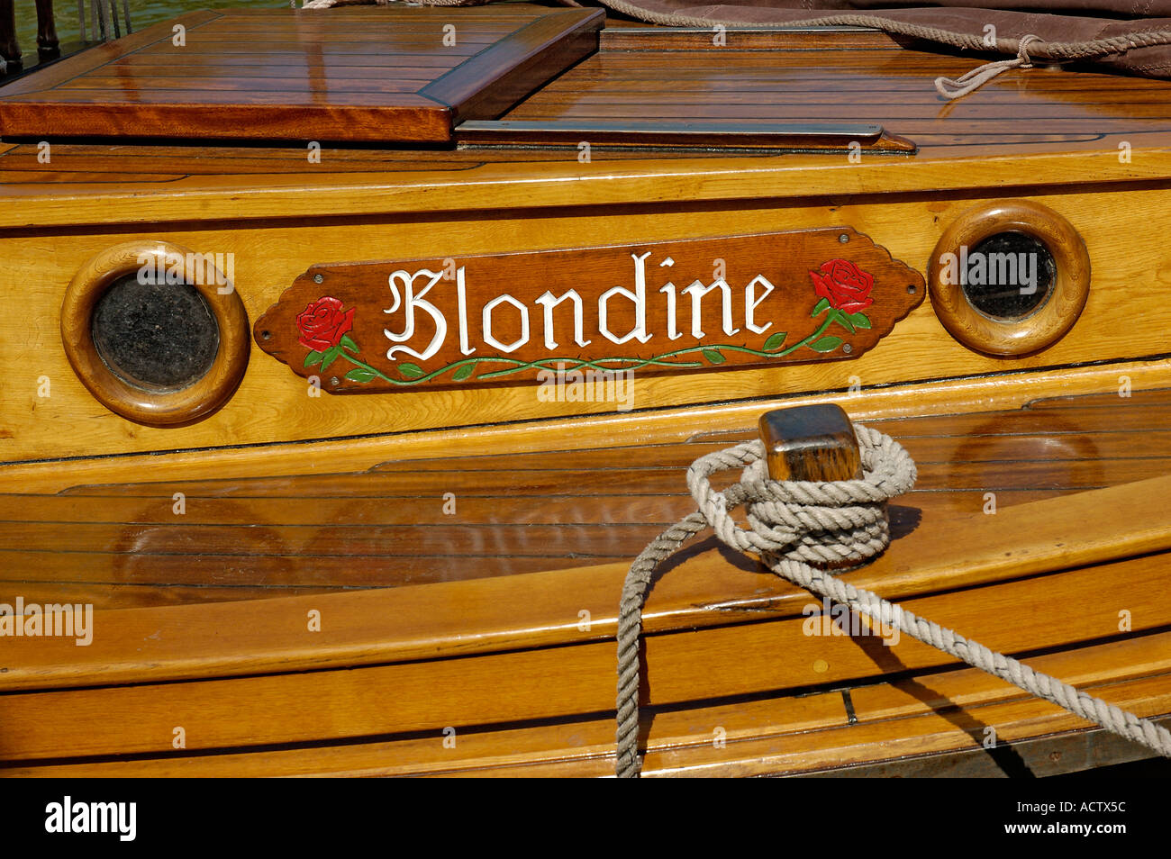 Typenschild eines traditionellen Angeln Boot namens Zeesboot im Hafen von Althagen in der Nähe von Ahrenshoop Deutschland Stockfoto