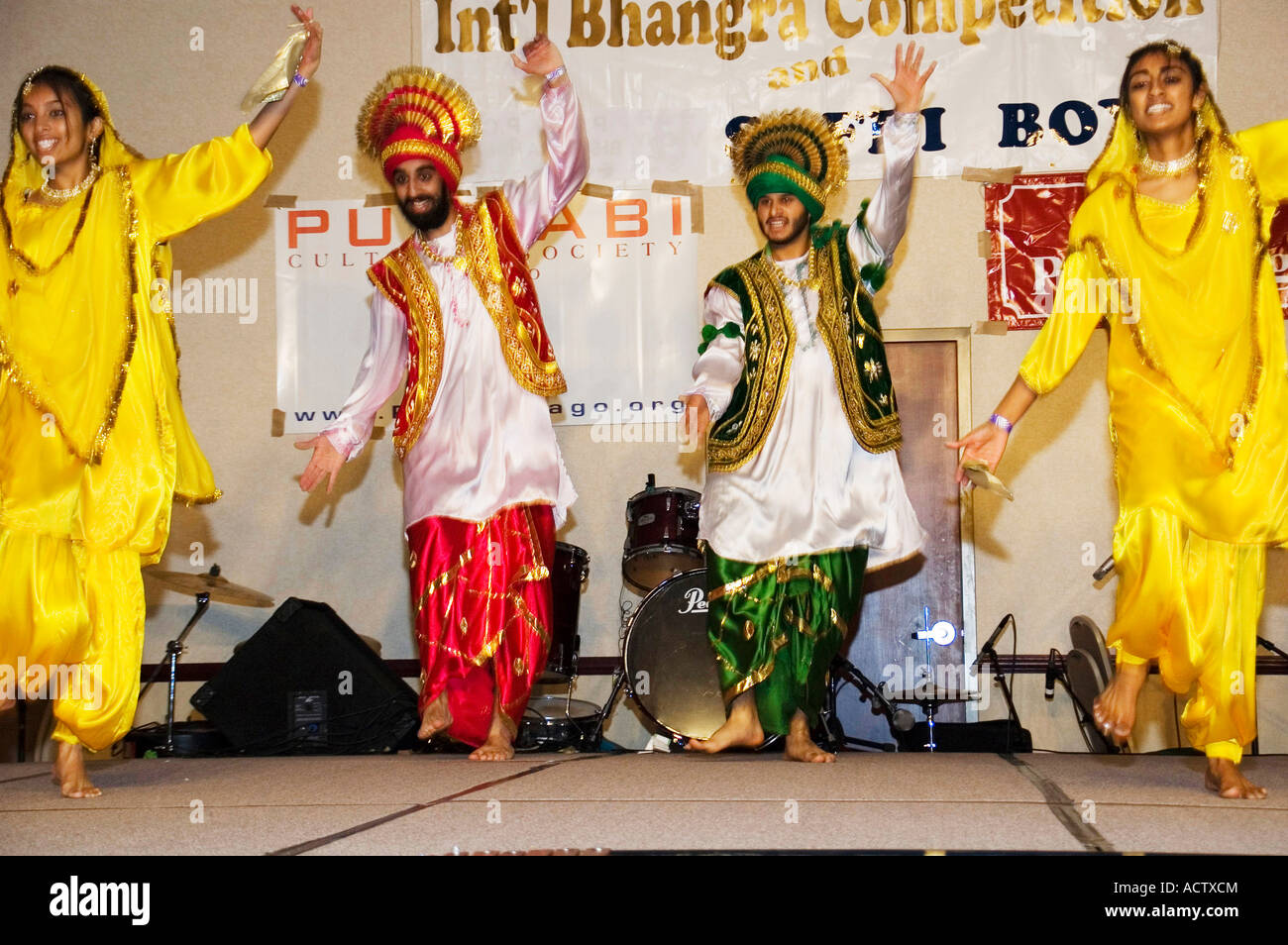 JUNGEN UND MÄDCHEN IN BHANGRA-AKTION Stockfoto