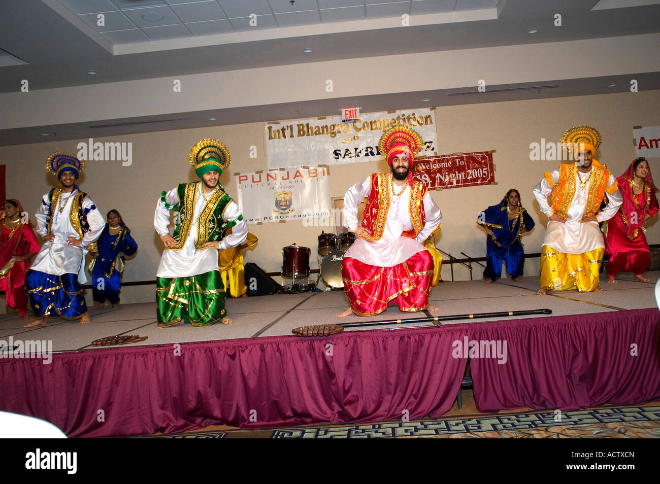EINE GRUPPE VON BHANGRA KÜNSTLER IN AKTION Stockfoto