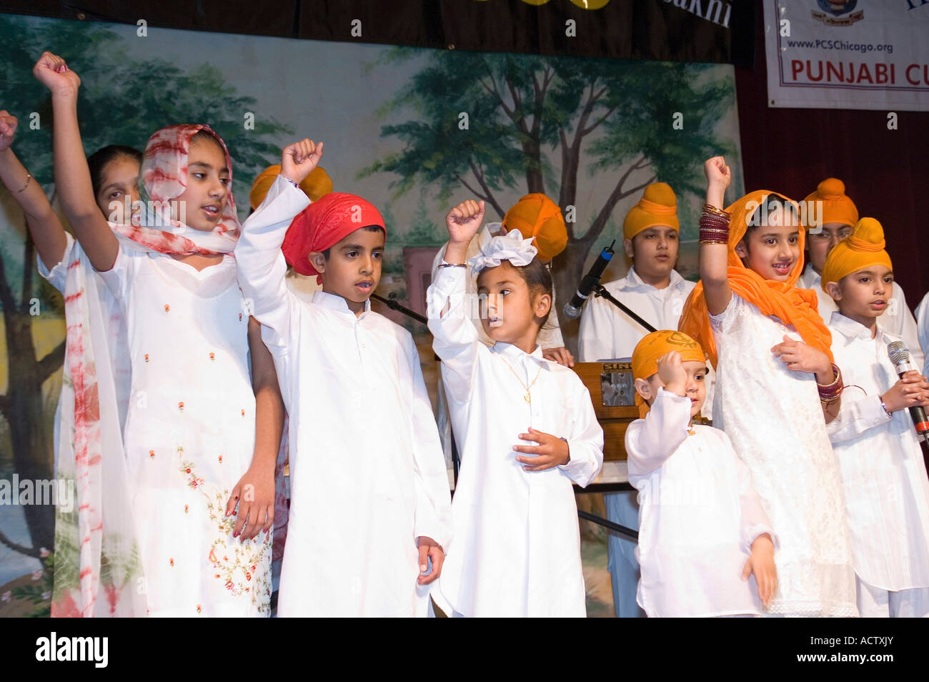 Gruppe von Kindern, die ihre Arme in der Einheit Stockfoto