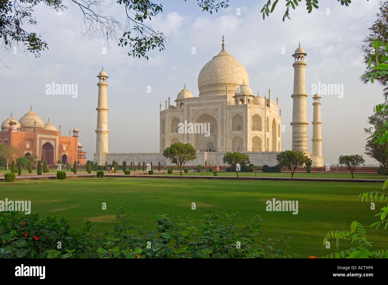 Ein Blick auf das Taj Mahal und umliegenden Ziergärten mit rotem Sandstein Moschee oder Masjid in den Westen. Stockfoto