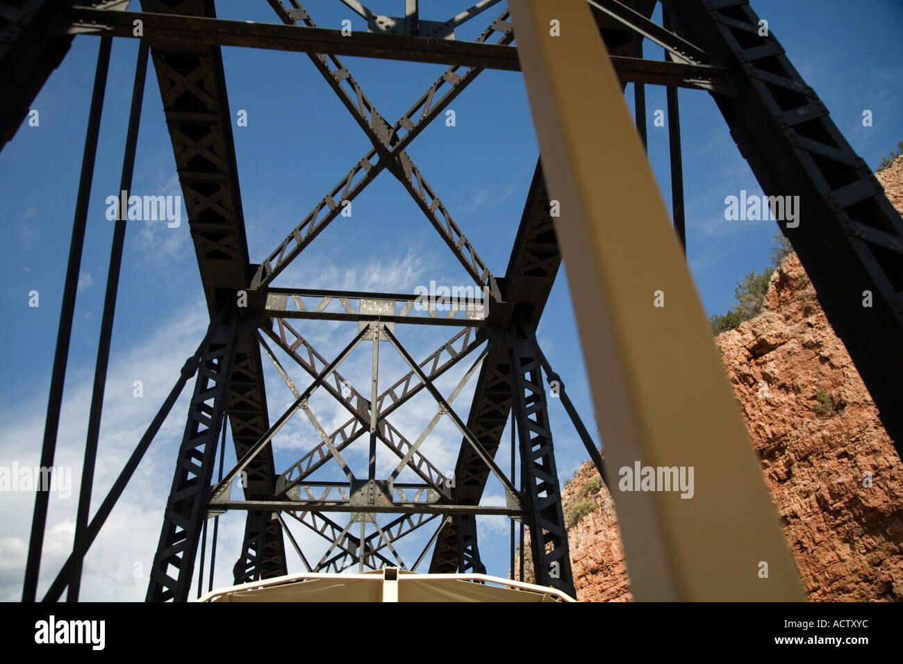 Stahlträger-Brücke, Verde Canyon Railroad, Clarkdale Arizona durchqueren zu trainieren Stockfoto