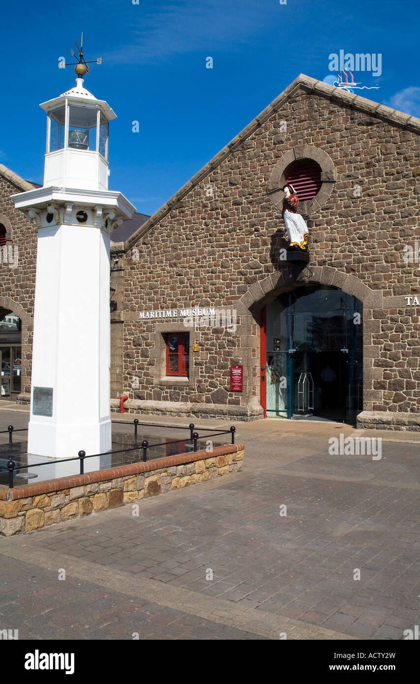 dh ST HELIER JERSEY alten Leuchtturm Leuchtfeuer und Galionsfigur Jersey Maritime Museum Eingang Stockfoto