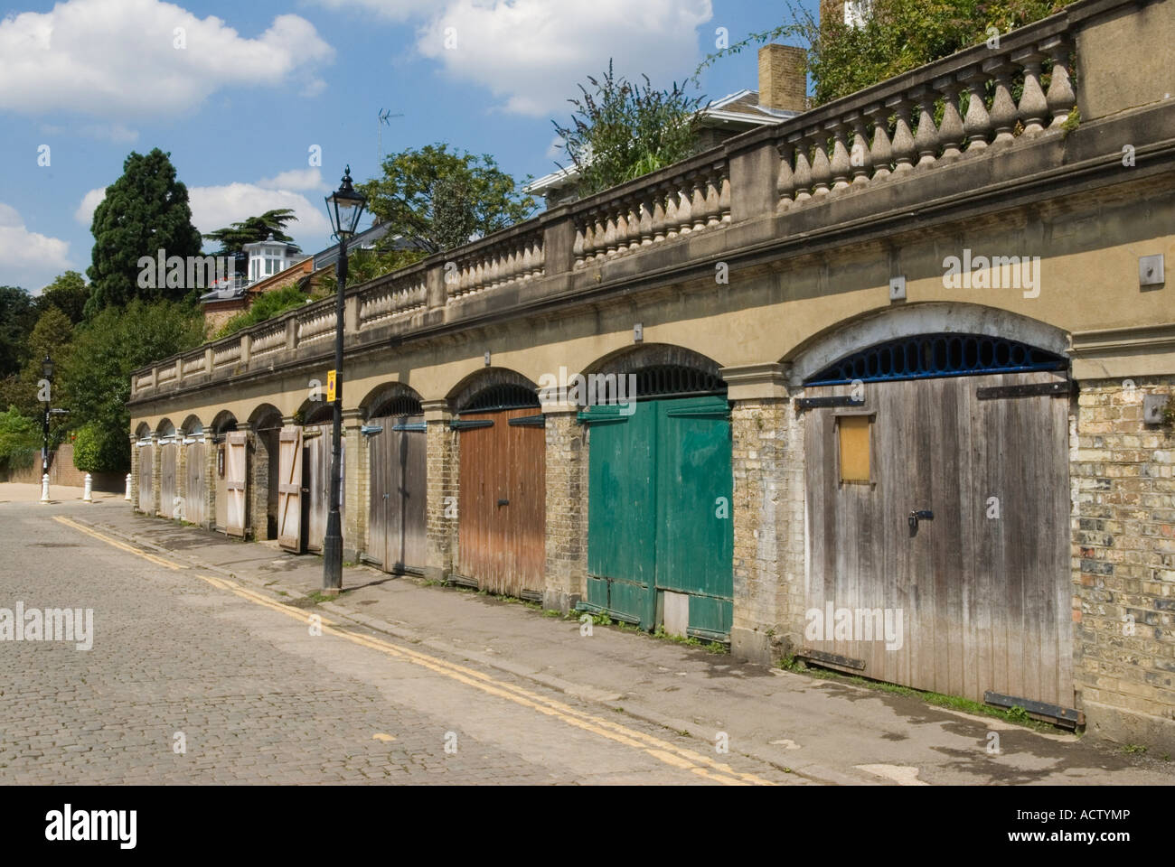 Die alten Bootshäuser unterhalb der St Helena Terrace, am Riverside, Richmond an der Themse Surrey Greater London 2007 2000er Jahre UK HOMER SYKES Stockfoto