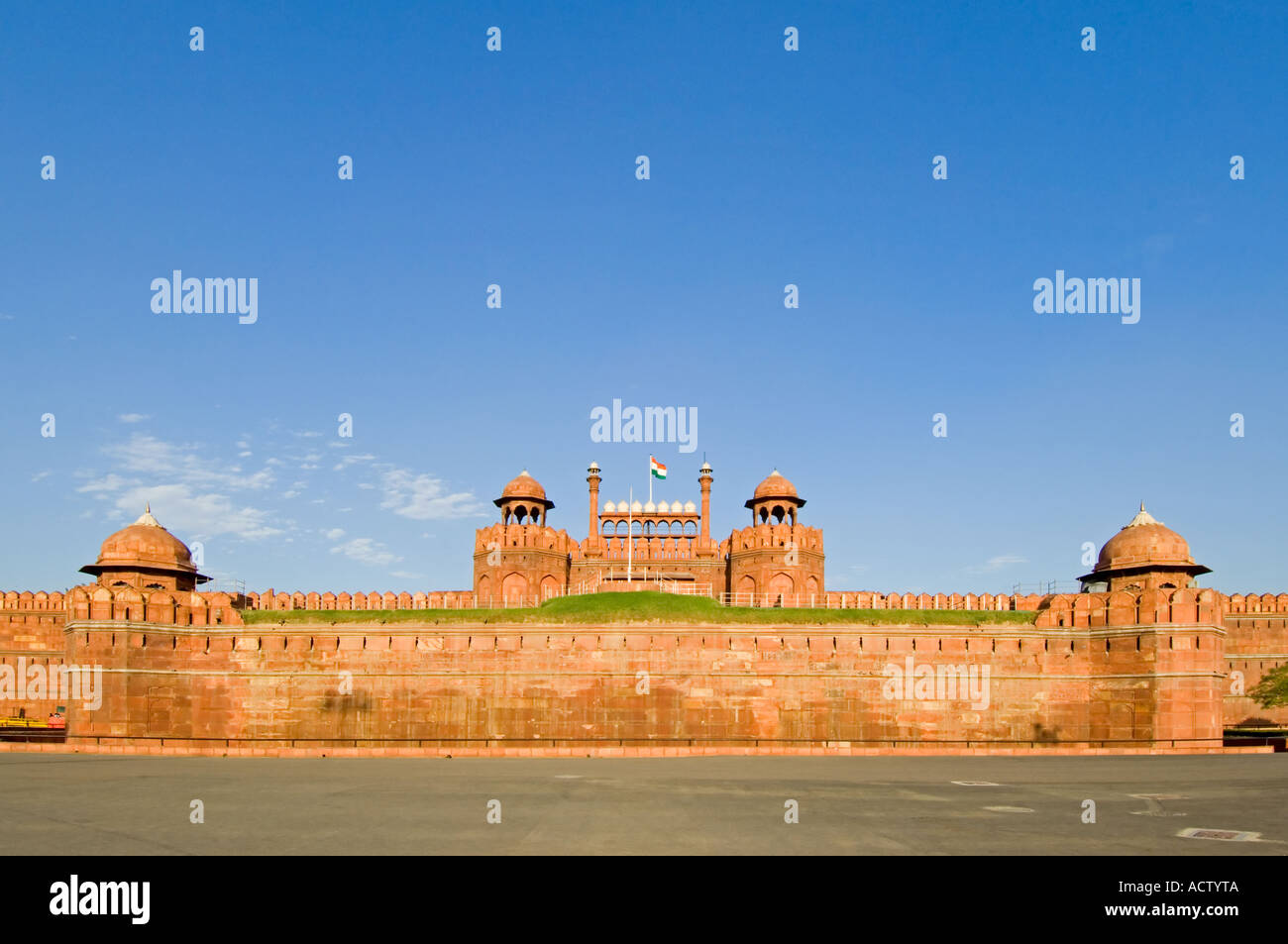 Ein Weitwinkel-Blick auf den imposanten Turretted Befestigungsanlagen des Roten Forts (Lal Qila) in Delhi. Stockfoto