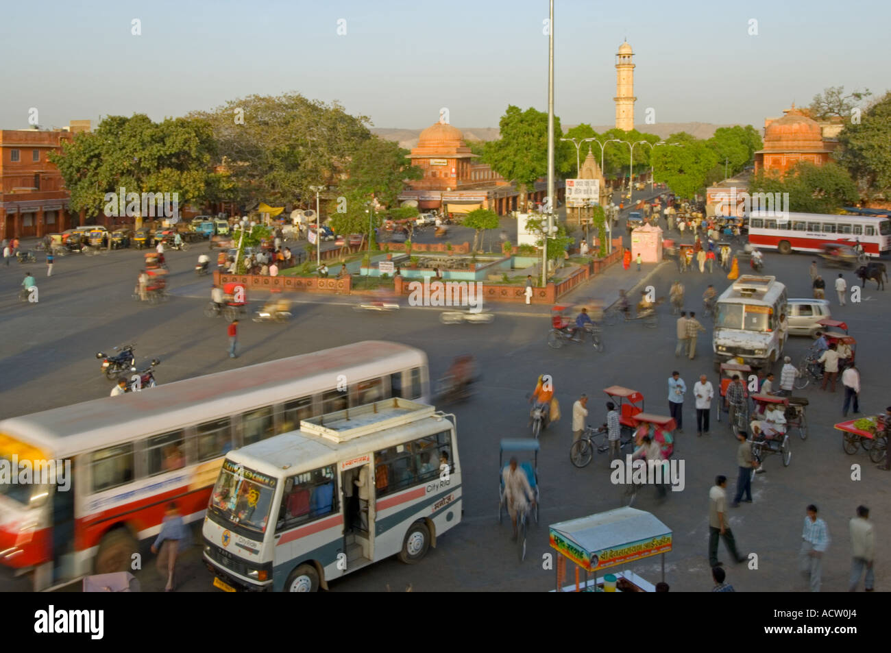 Erhöhten Blick auf eine typische Straßenszene an einer belebten Kreuzung in Jaipur mit langsamen Verschlusszeit für Motion blur. Stockfoto