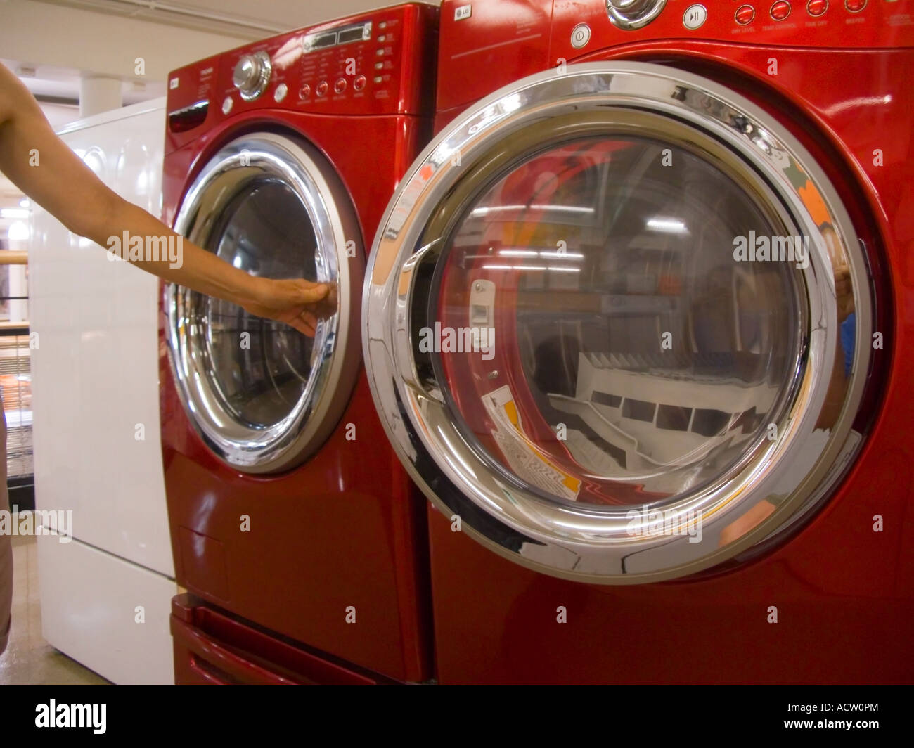 Ein Kunde In Einem Baumarkt Geschaft In New York City Inspiziert Eine Lg Waschmaschine Waschetrockner Set Stockfotografie Alamy