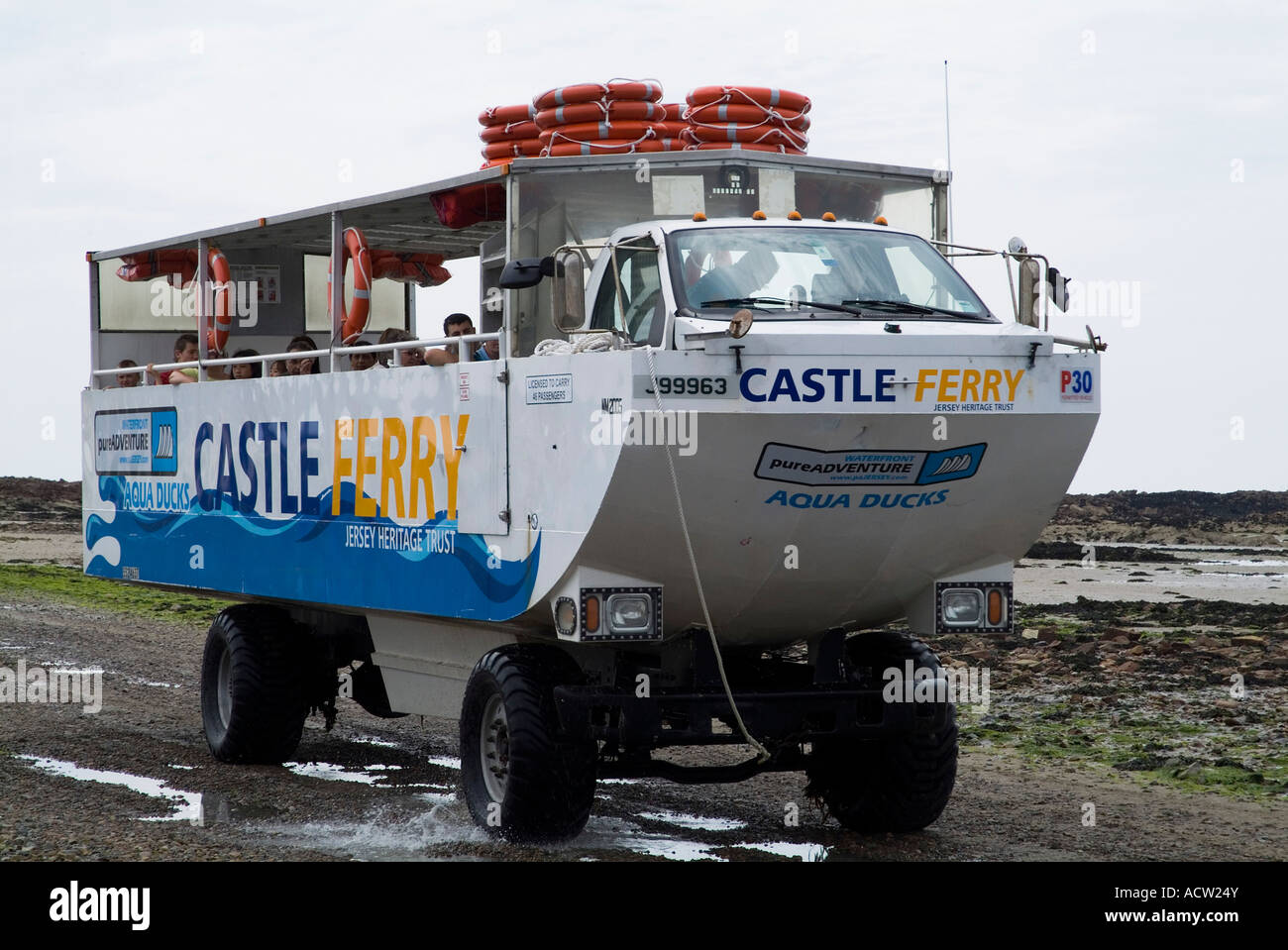 dh St Aubin Bay ST HELIER JERSEY Schloss Fähre amphibische Ente Transport auf Elizabeth Castle Causeway Stockfoto