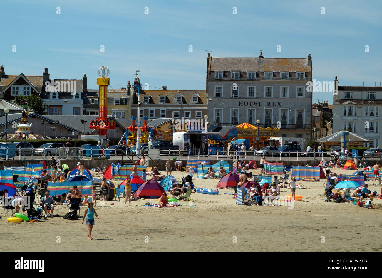 Weymouth Dorset England UK Touristen am Strand in dieser beliebten West Country Stadt an der Südküste Stockfoto