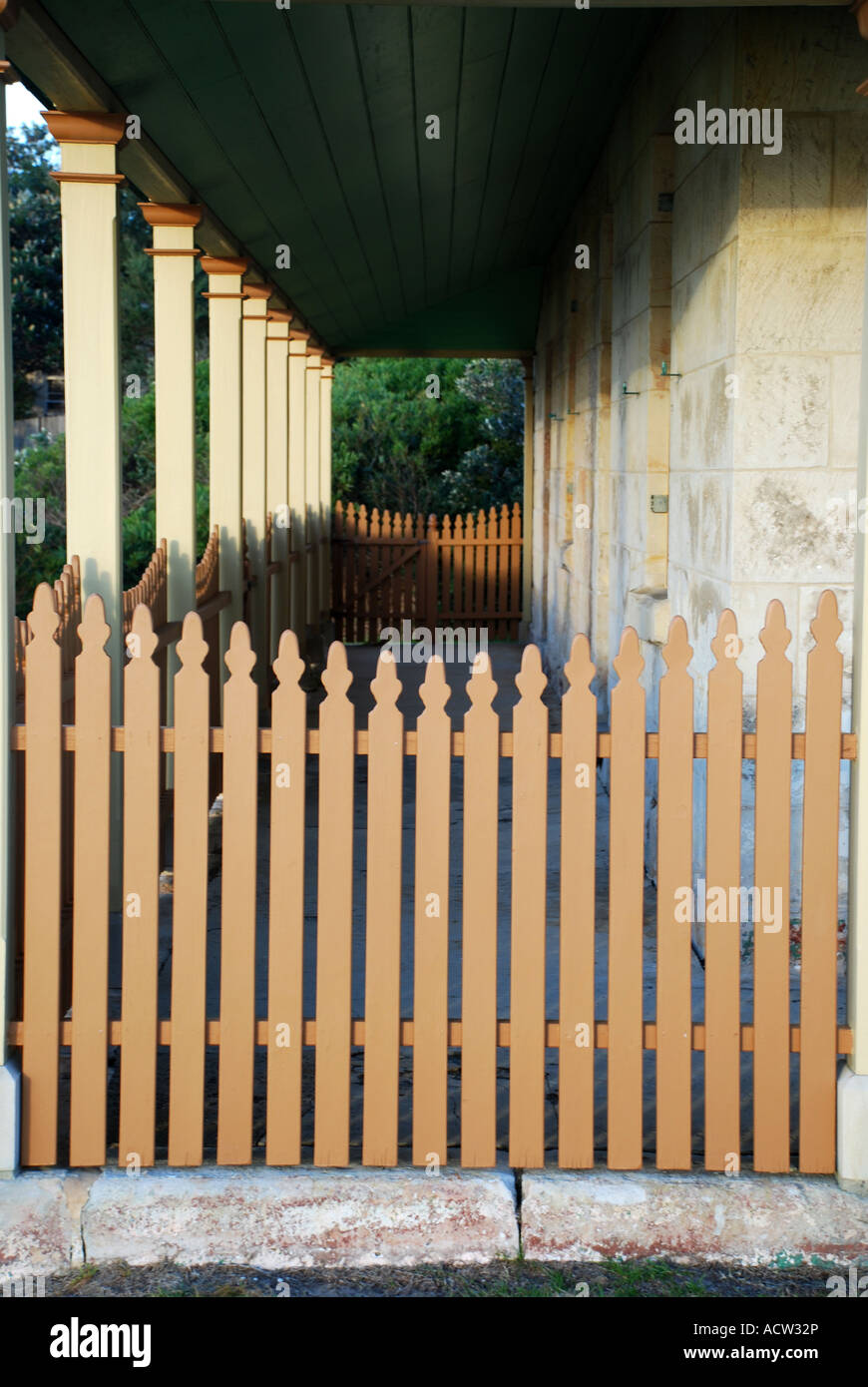 PICKETT ZAUN AUF COLONIAL HOUSE SOUTH HEAD SYDNEY AUSTRALIEN Stockfoto