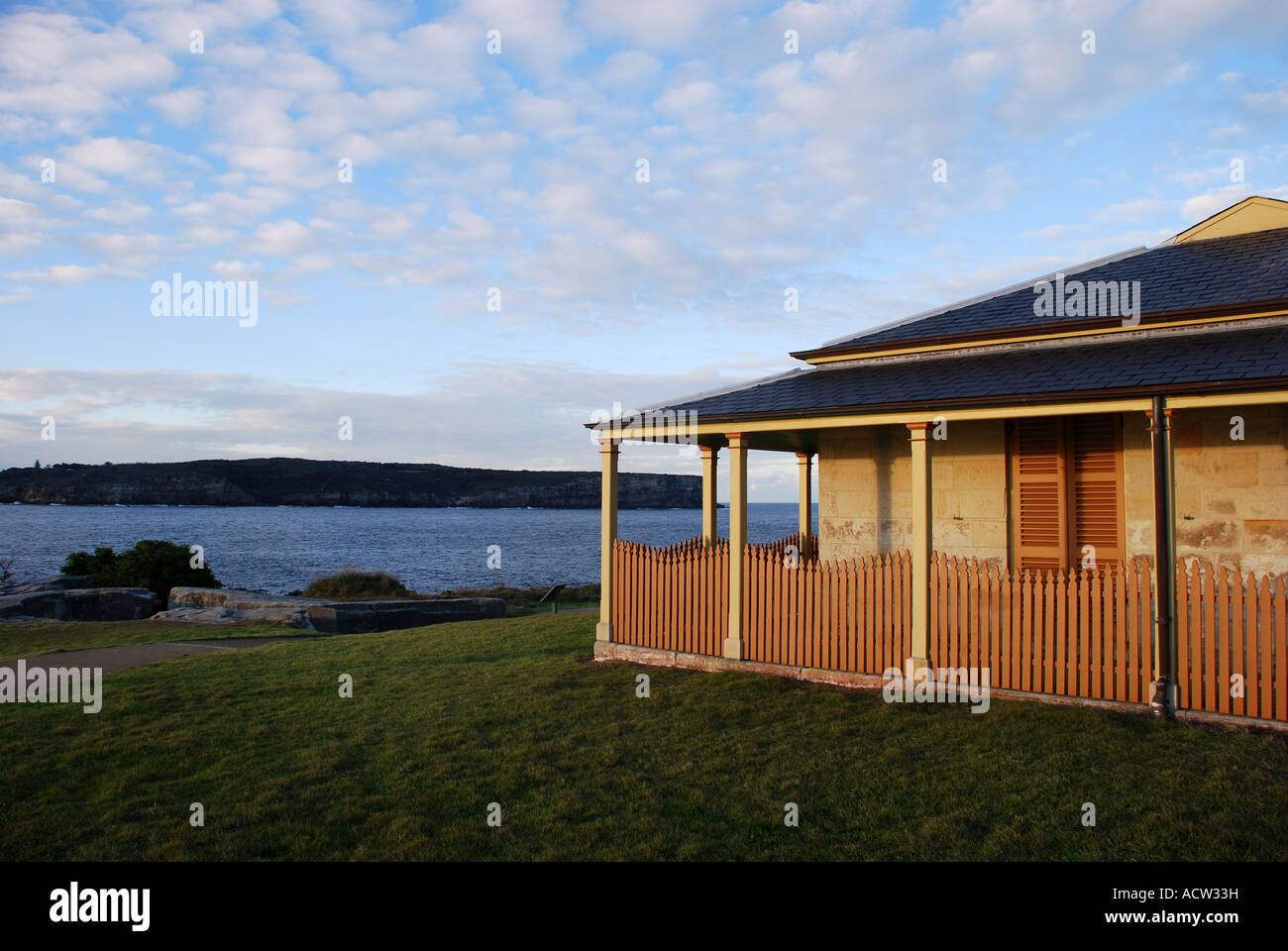 HAUS IM KOLONIALSTIL SOUTH HEAD SYDNEY AUSTRALIEN BEI SONNENUNTERGANG Stockfoto