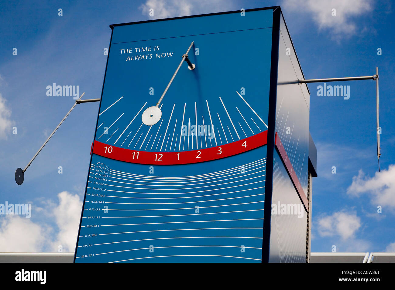 Moderne blaue Sonnenuhr Stockfoto