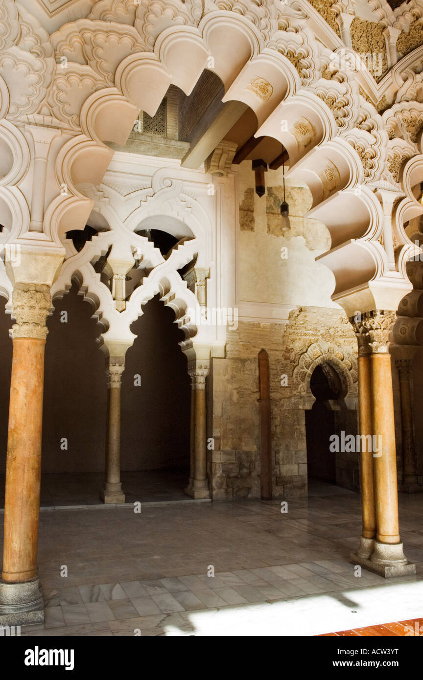 Die Bögen des Palazzo Aljaferia eine Erinnerung an die muslimische Vergangenheit von Spanien Zaragoza Saragosse Stockfoto