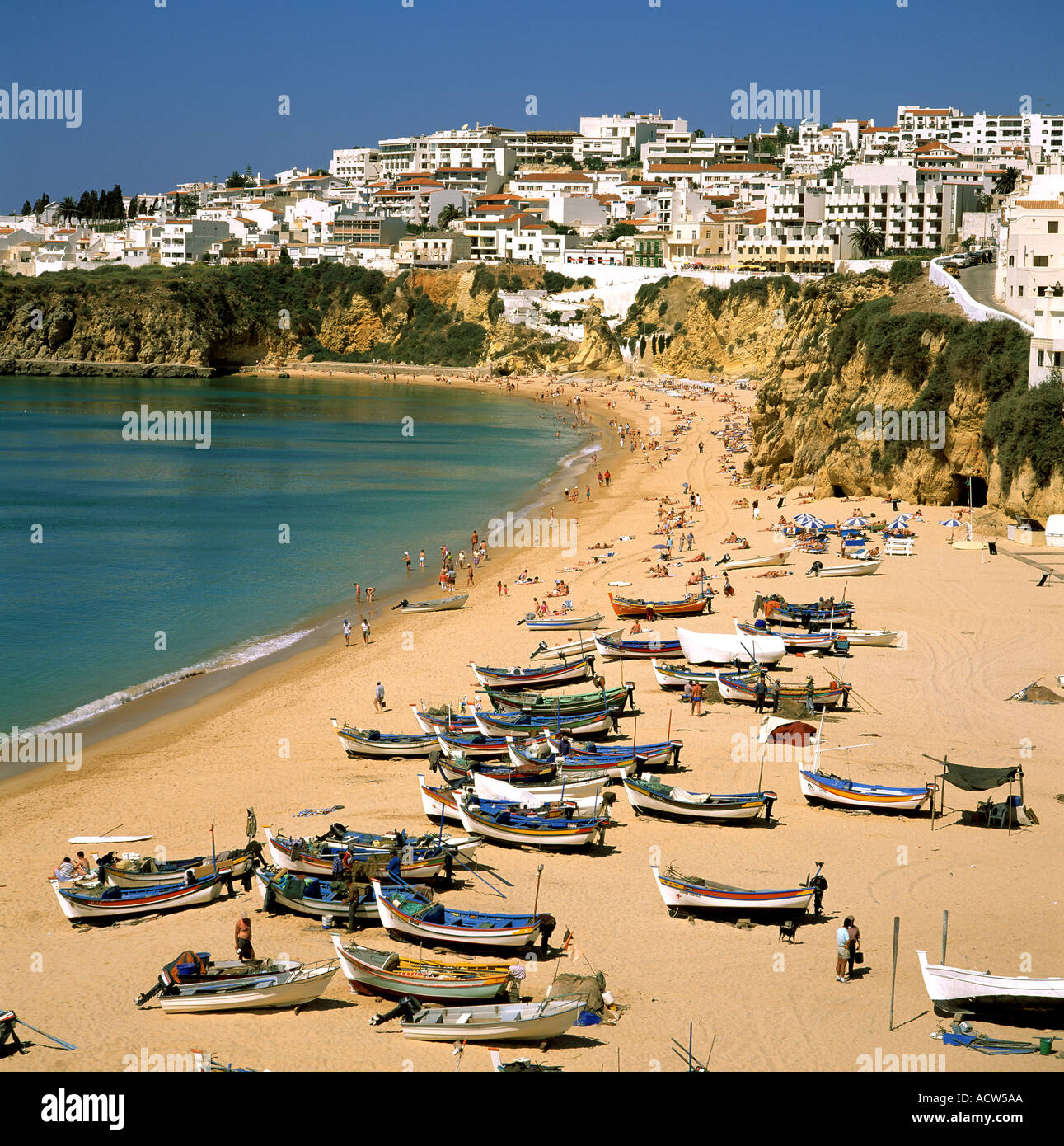 PORTUGAL ALGARVE ALBUFEIRA STRAND MIT FISCHERBOOTEN UND ATLANTIK Stockfoto