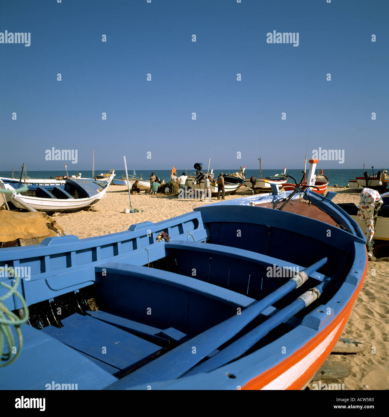 PORTUGAL ALGARVE ALBUFEIRA ANGELBOOTE/FISCHERBOOTE AM STRAND Stockfoto