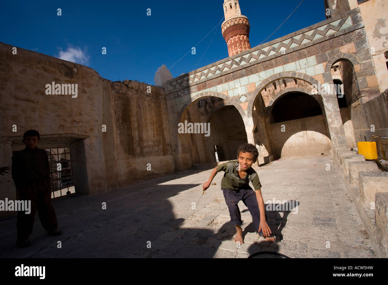 Kinder spielen im Hof der Königin-Arwa-Moschee-Latakia-Jemen Stockfoto