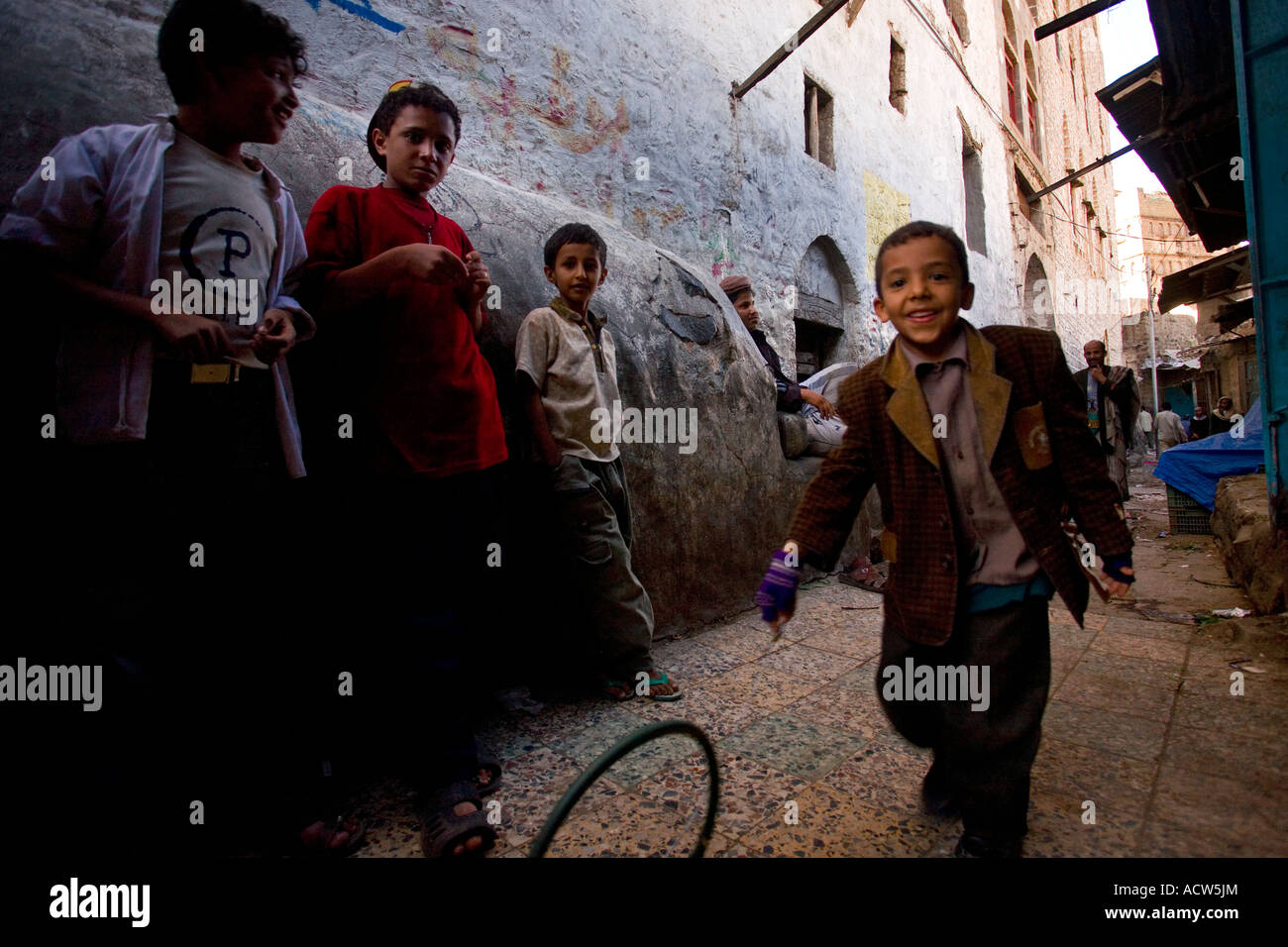 Kinder auf den Straßen von Latakia Bergdorf in der Nähe von Taiz, Jemen Stockfoto