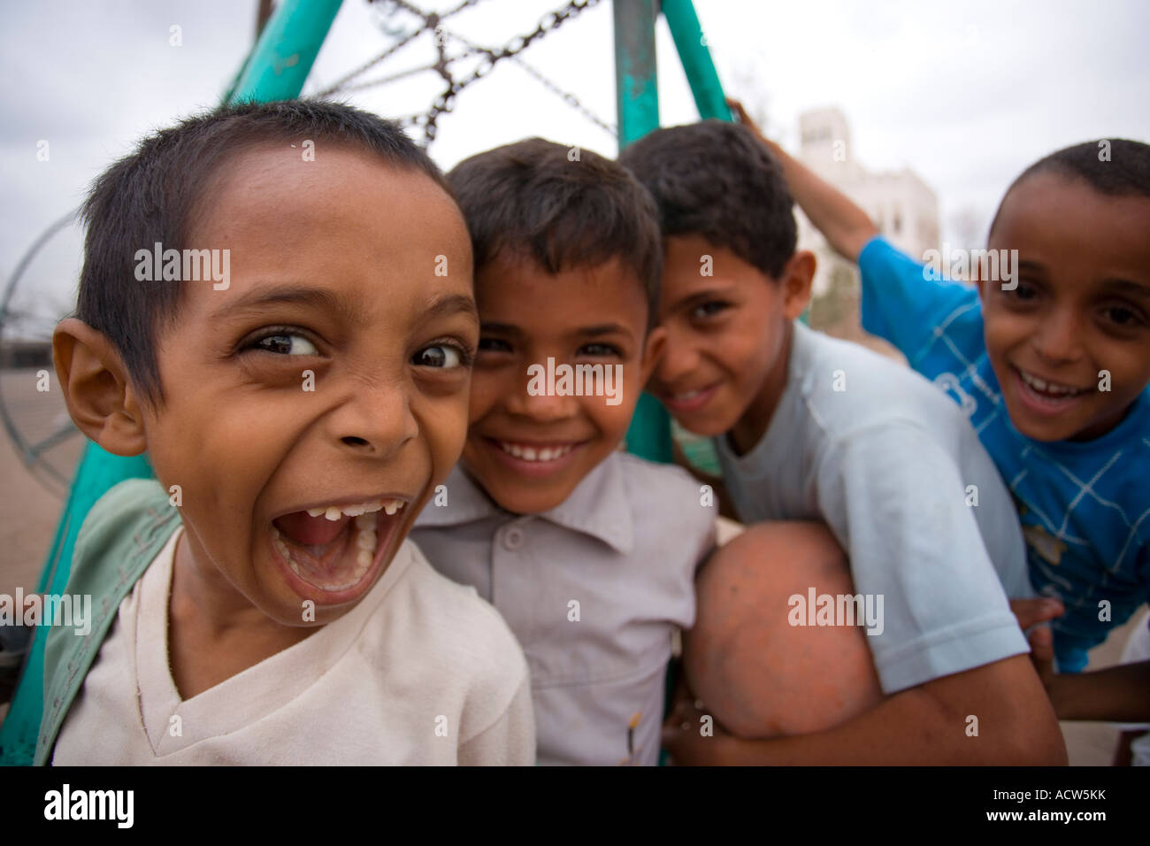 Freundlichen jemenitische Kinder im UNESCO-Welterbe Dorf von Zabid Jemen Stockfoto
