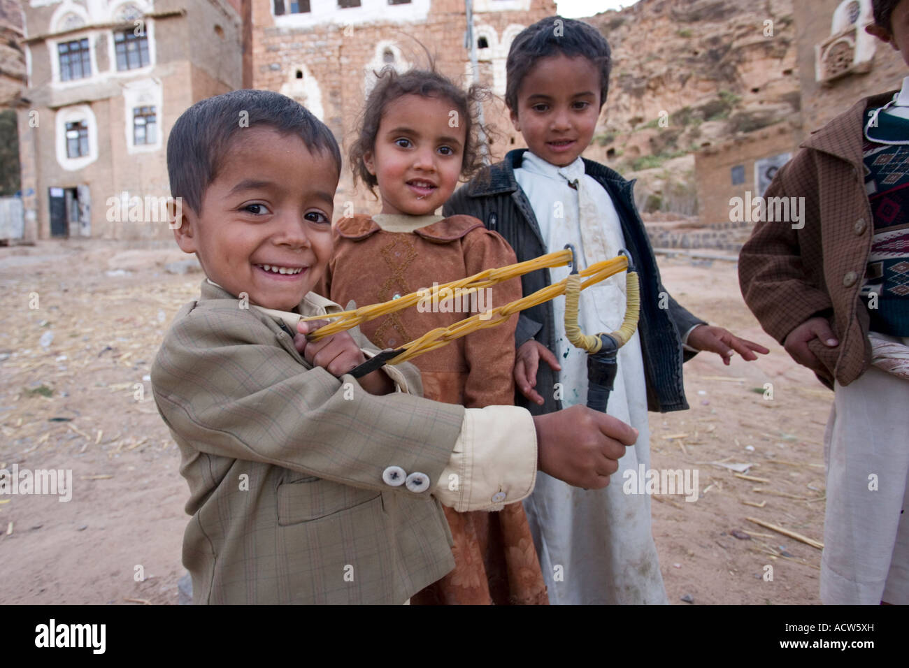 Kinder spielen auf der Straße im Dorf Shibam in der Nähe von Sanaa, Jemen Stockfoto