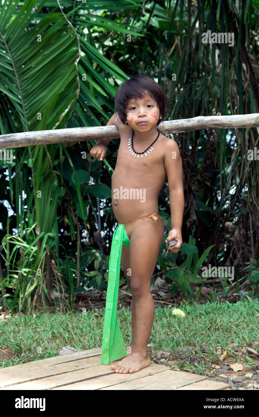 Ein kleines Kind in native Kleid bei der Embera Indian Village in der Nähe von Colon Panama Stockfoto