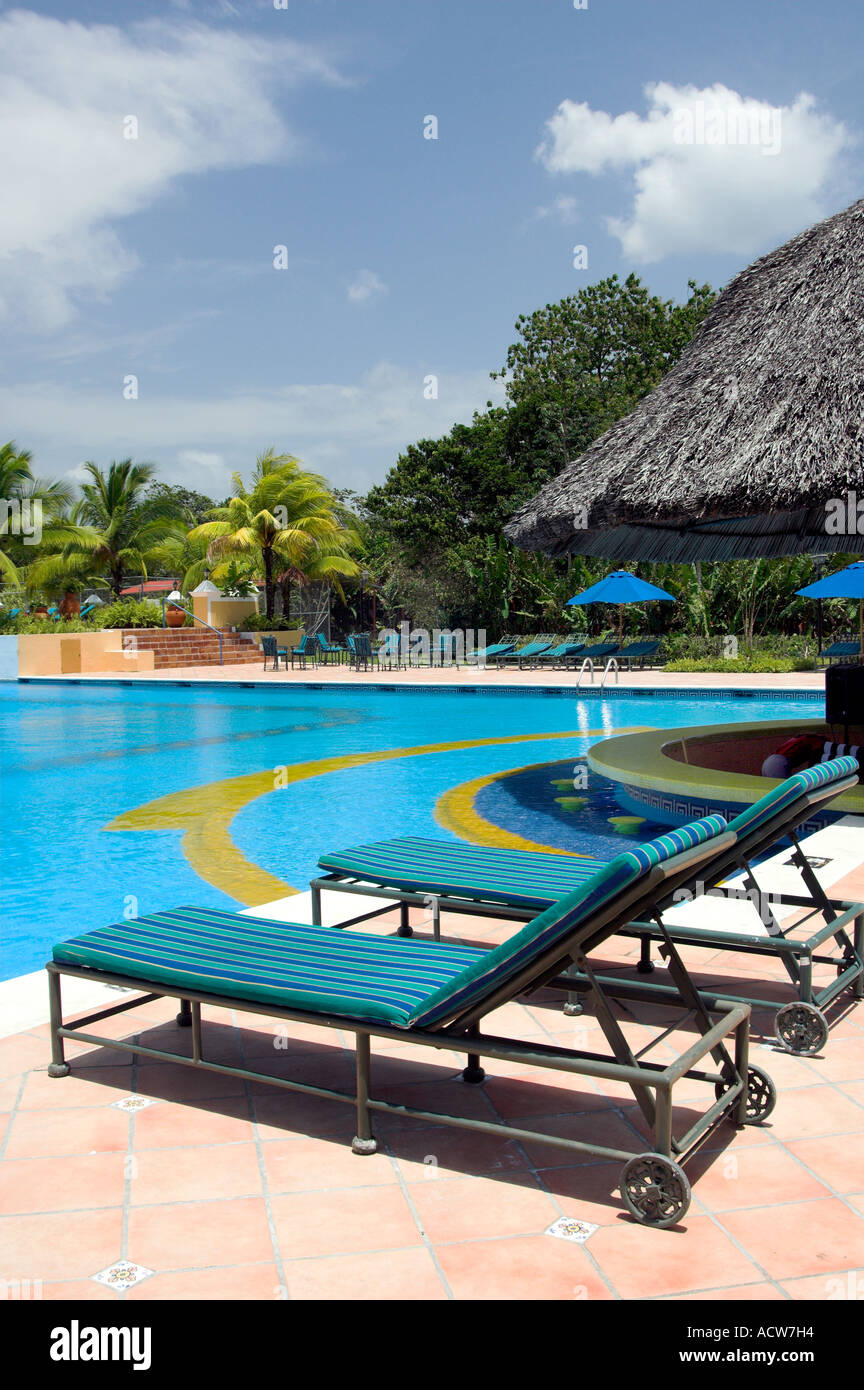 Liegestühle am Pool im Hotel Melia Colon Panama Stockfoto