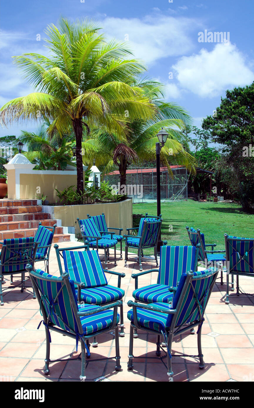 Terrasse mit Stühlen im Melia Hotel in Colon, Panama, Mittelamerika Stockfoto